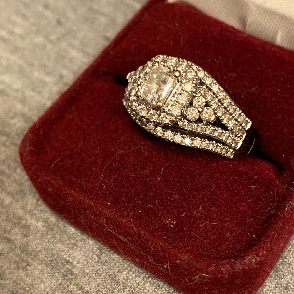 Elegant 14kt White Gold Halo Bridal Ring Set with Diamonds - Picture 4 of 6